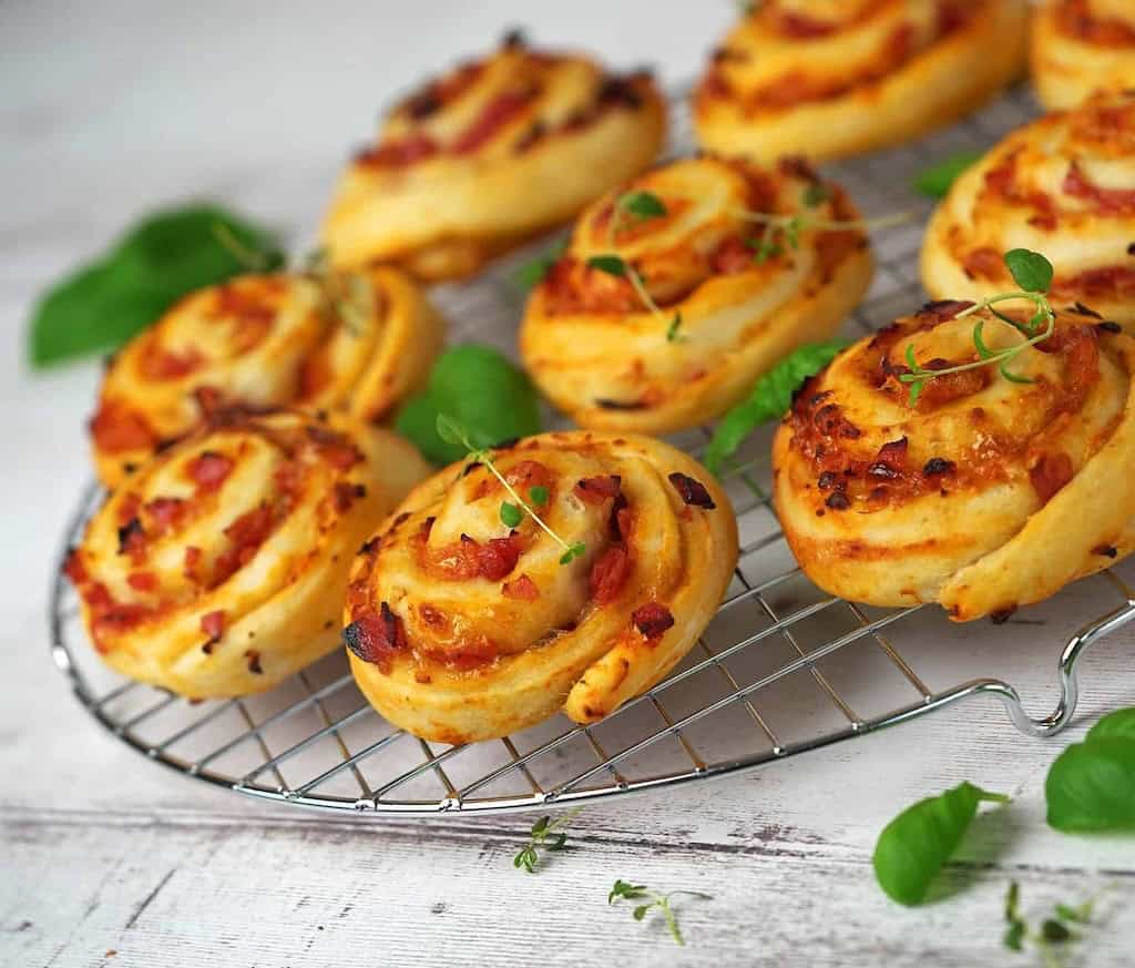 Nemme pizzasnegle (med skinke, pepperoni, og pizzasovs)