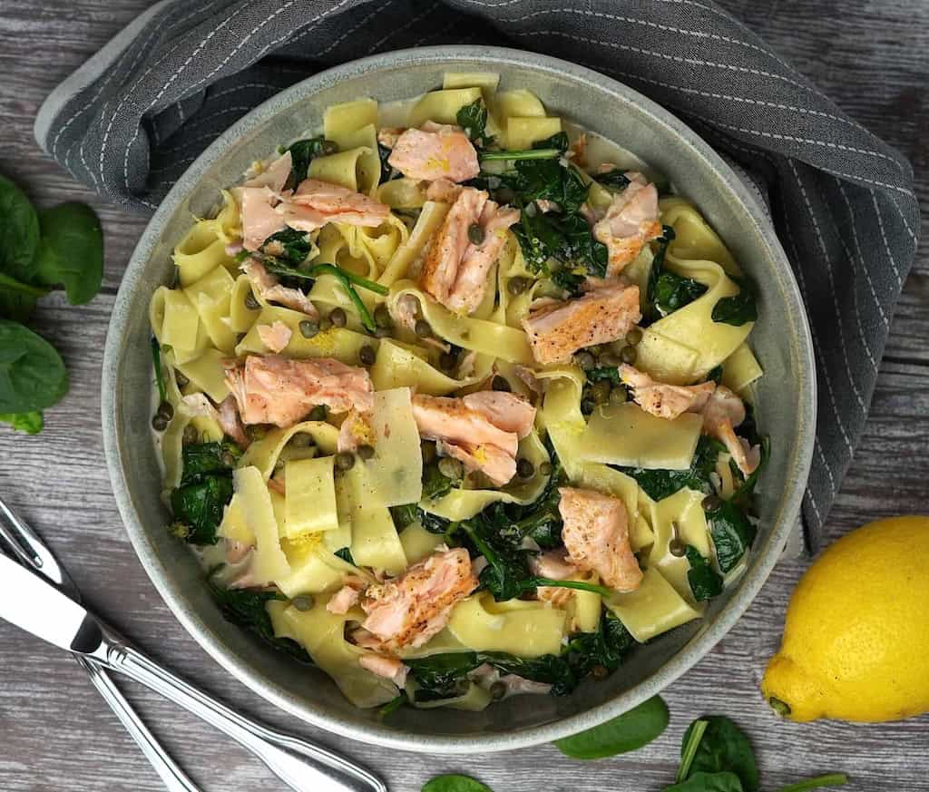 Billede af pasta med laks og spinat.
