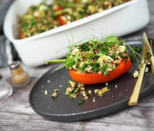 Fyldte peberfrugter med quinoa og grønkål