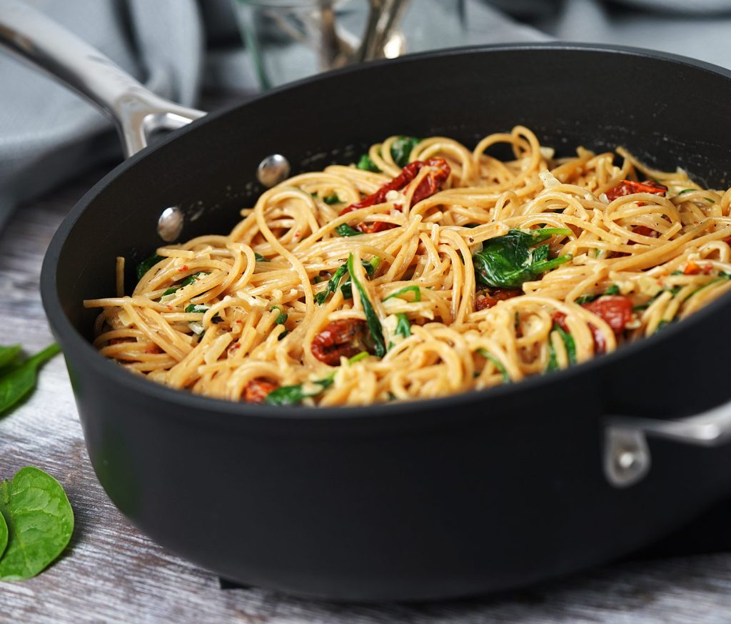 Cremet pasta med soltørrede tomater, spinat og mascarpone
