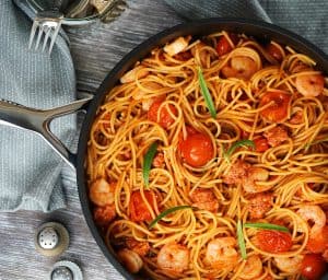 Spaghetti med salciccia og tigerrejer