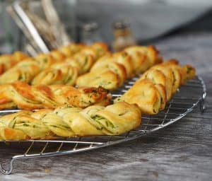 Flettede hvidløgsbrød med ost