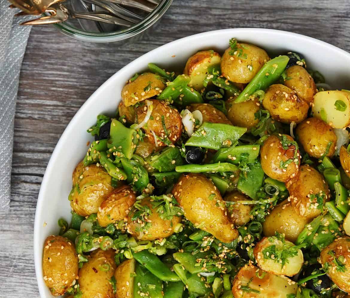 Sommer kartoffelsalat med grønne bønner og krydderurter | Baregomad.dk