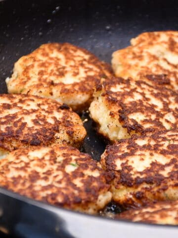Billede af hjemmelavede fiskefrikadeller.