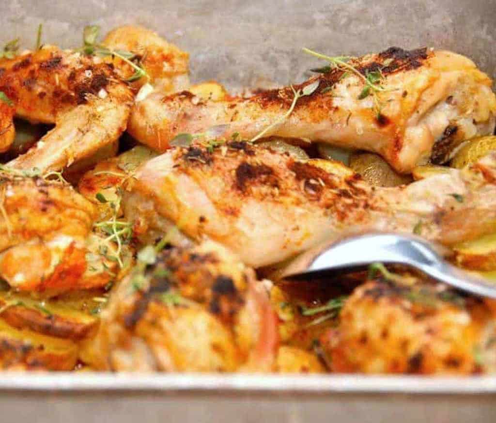 Kylling i fad med kartofler (nem hverdagsmad i fad)