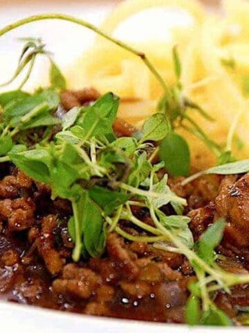 Billede af millionbøf med pasta eller kartoffelmos.