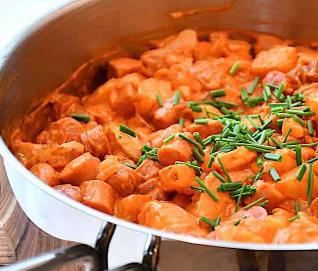 Svensk pølseret med ketchup (populær mad til børn)